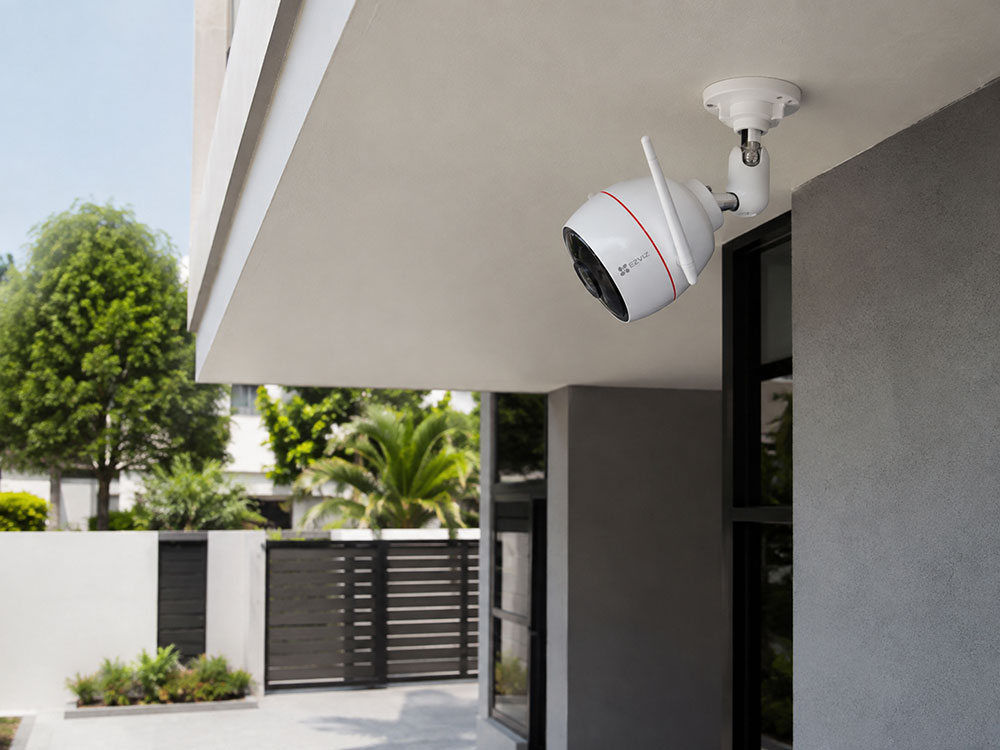 caméra Wi-Fi installée en extérieur sur une façade de maison